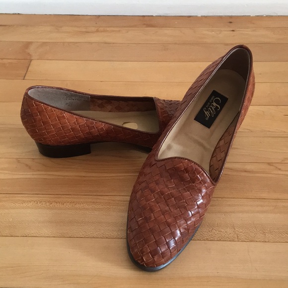 Vintage Shoes - 3/$15 Vintage 90’s Era Woven Leather Flat.